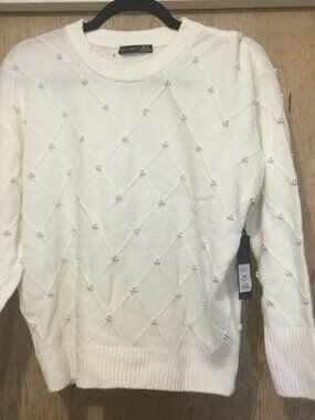 NWT Beautiful white sweater with accent pearls all around size medium 22 p2p